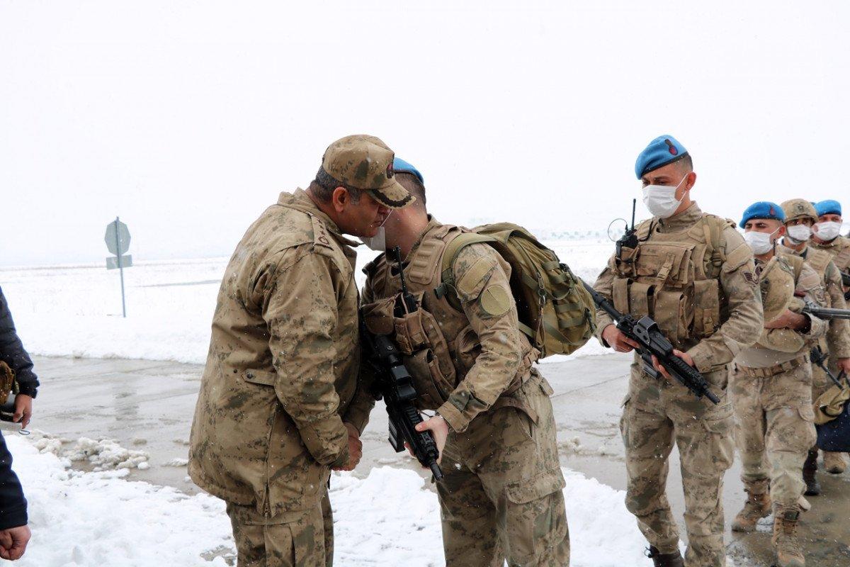 Afrin'den dönen 203 komando, aileleri ile buluştu