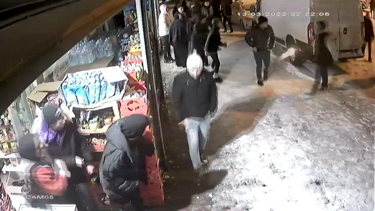 Pendik’te iki aile üyeleri sokakta kavga etti