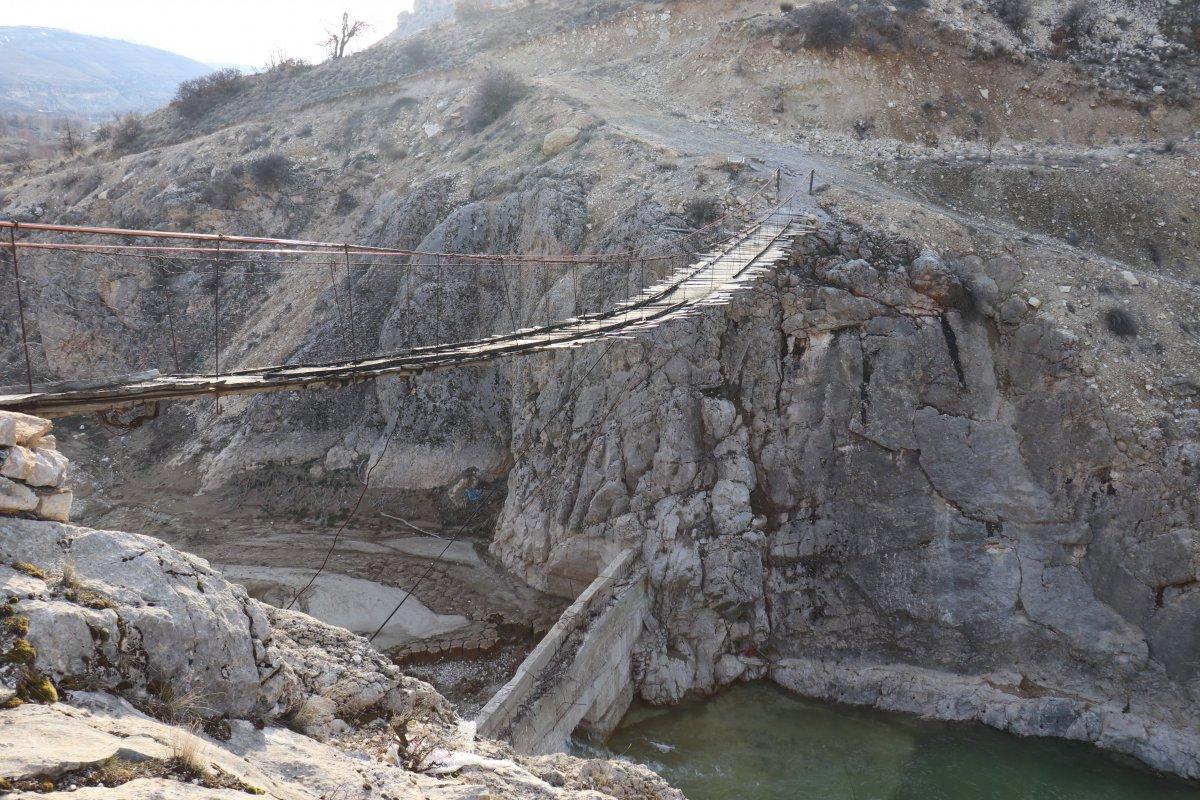 Malatya'daki yarım asırlık tahta köprüden sadece bir aile geçiyor