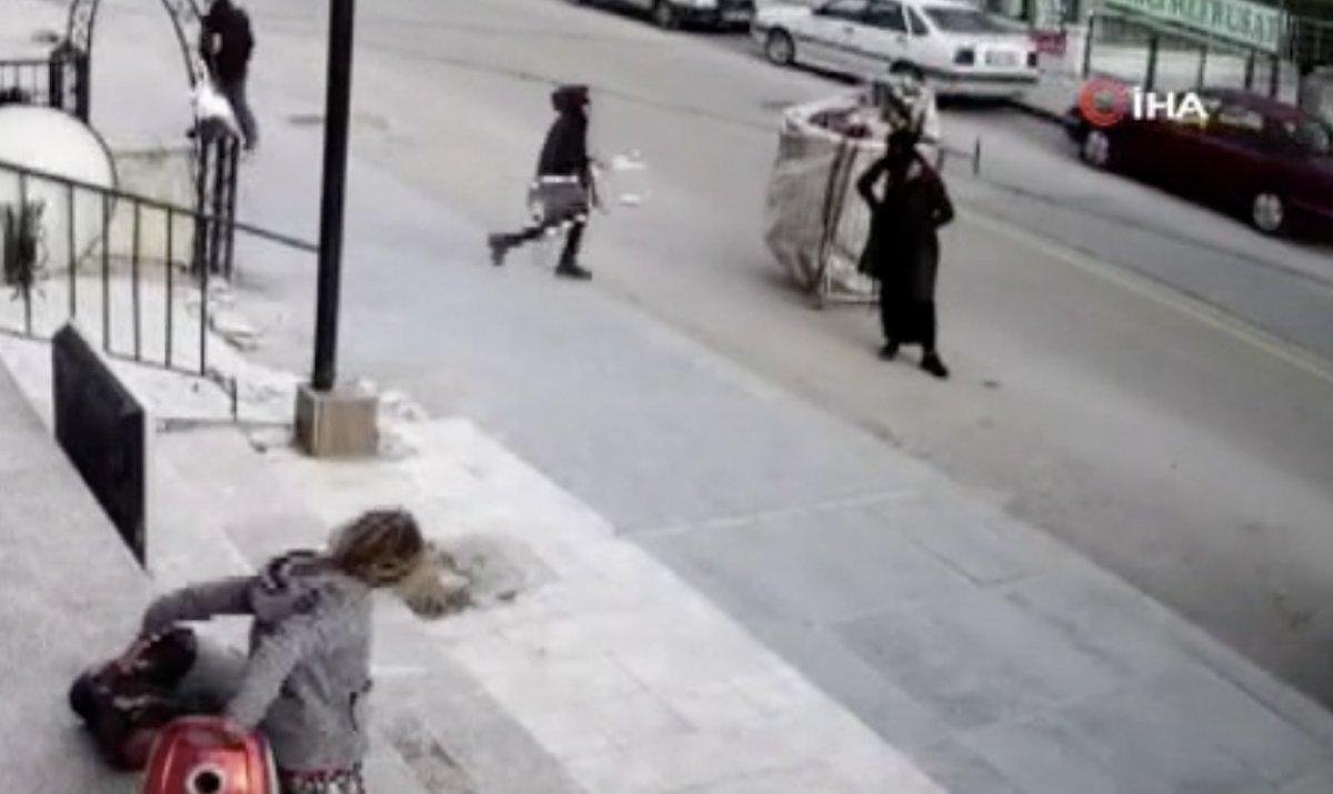 Ankara'da küçük çocuğa hırsızlık yaptırdı