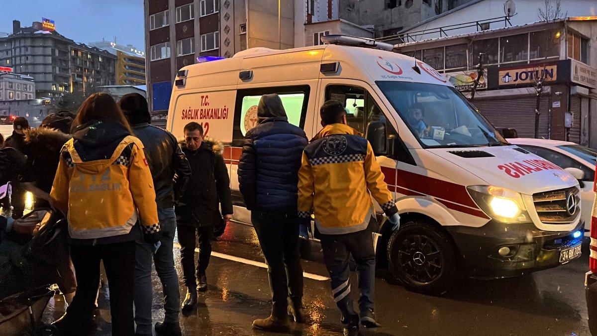 Beyoğlu'nda sokak ortasında eşini darbetti