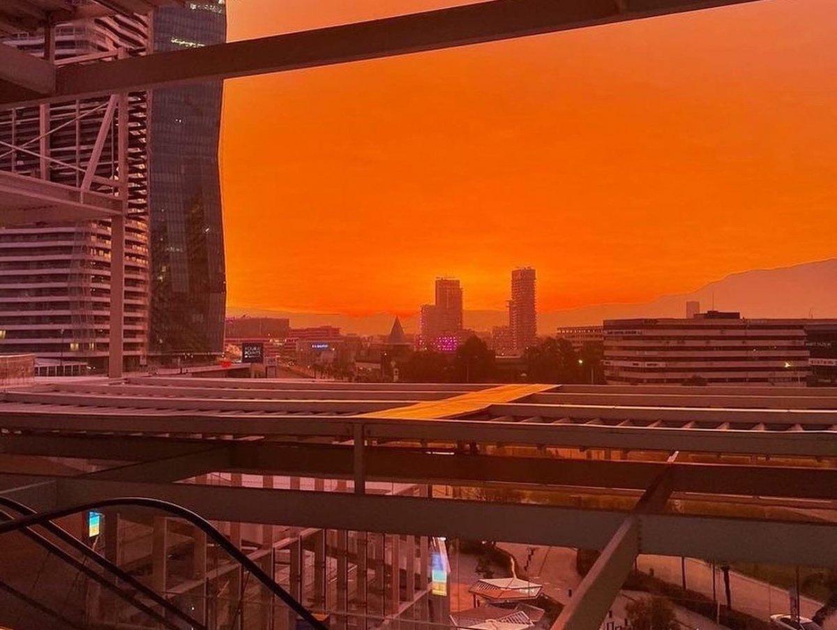 İzmir'de gün, kızıl başladı