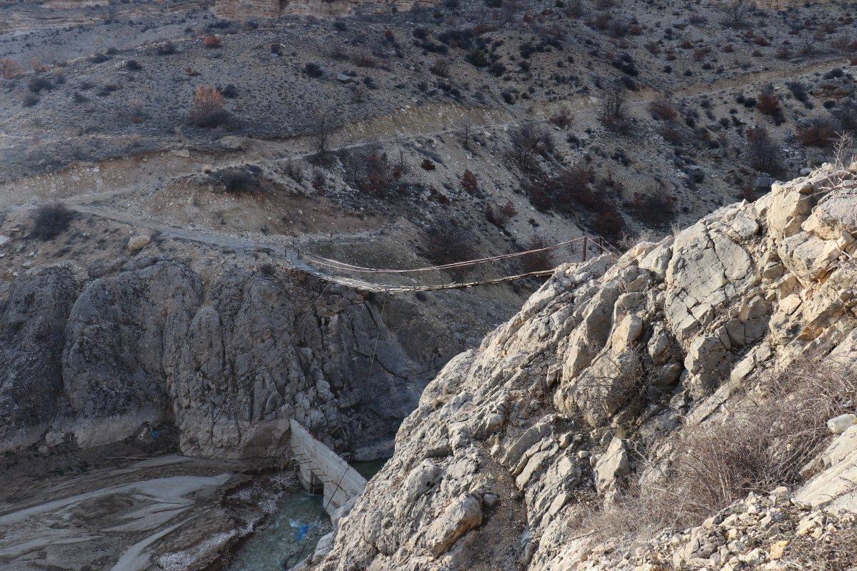 Malatya'daki yarım asırlık tahta köprüden sadece bir aile geçiyor