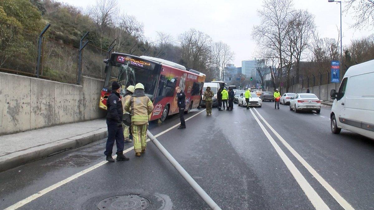 Sarıyer’de, freni tutmayan otobüs direğe çarptı