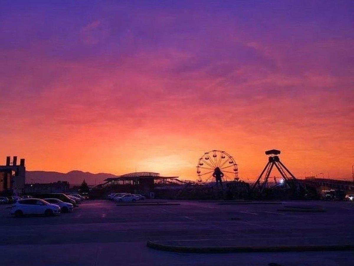 İzmir'de gün, kızıl başladı