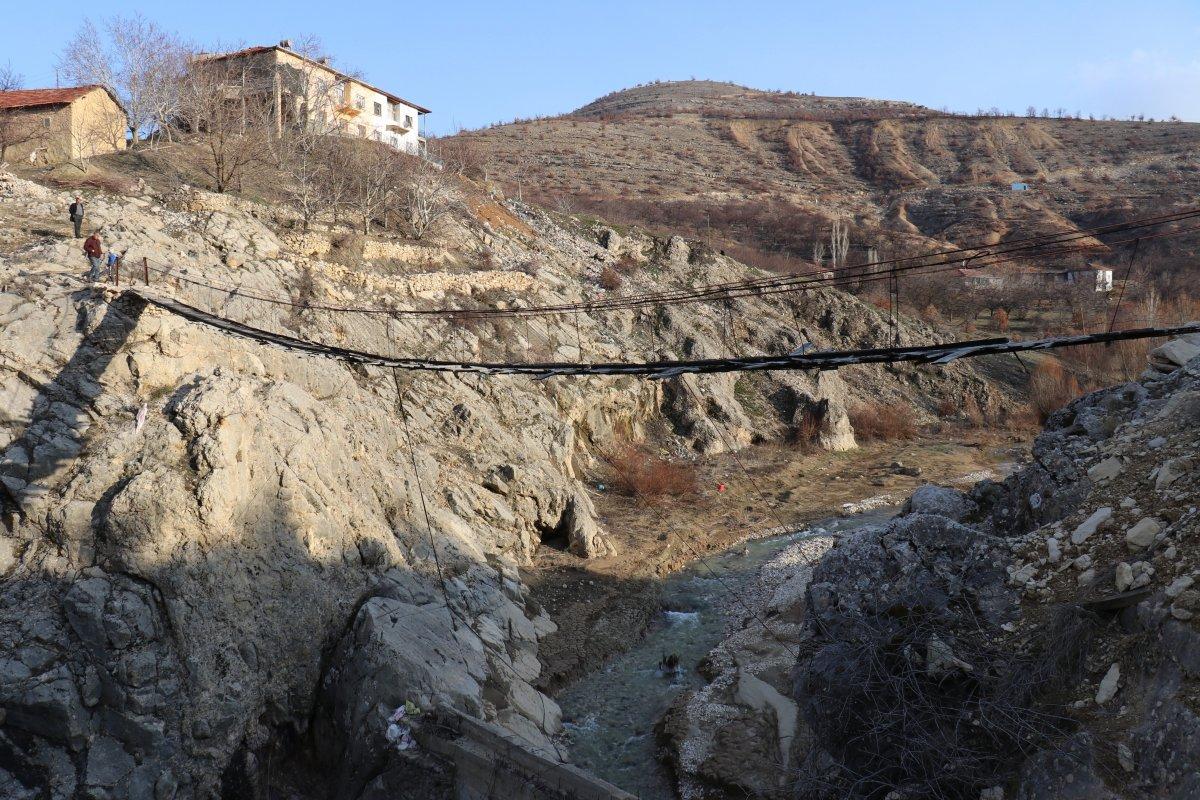 Malatya'daki yarım asırlık tahta köprüden sadece bir aile geçiyor