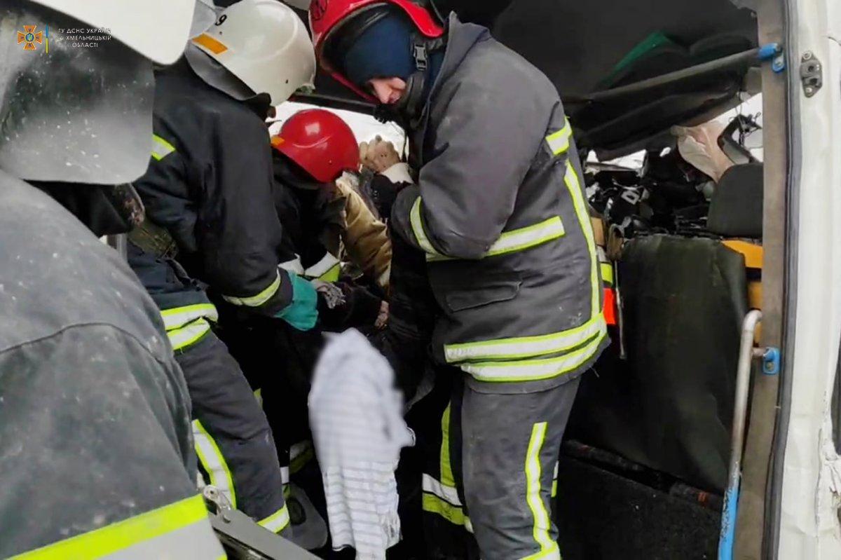 Ukrayna’da tahliye araçları kazaya karıştı