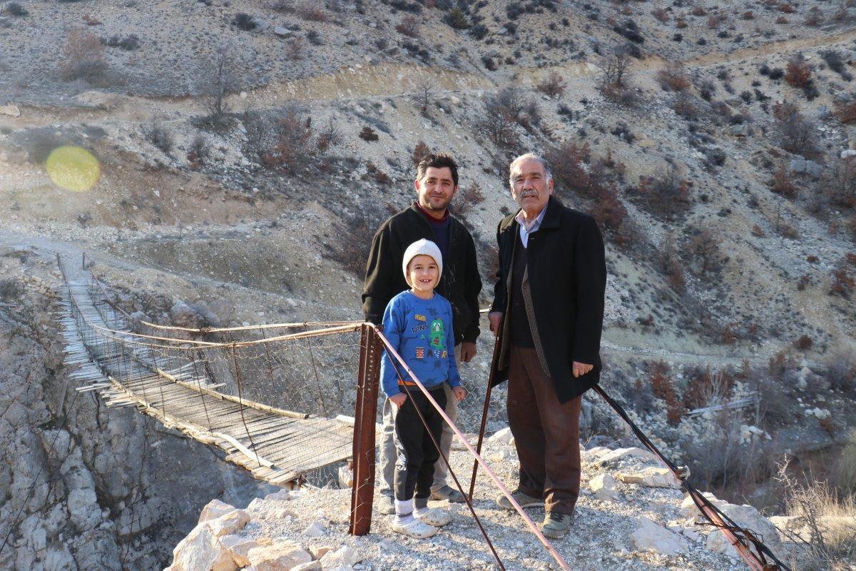 Malatya'daki yarım asırlık tahta köprüden sadece bir aile geçiyor