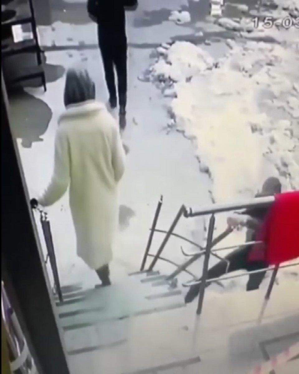 Ümraniye'de bina sakinlerinin gözü önünde hırsızlık anı