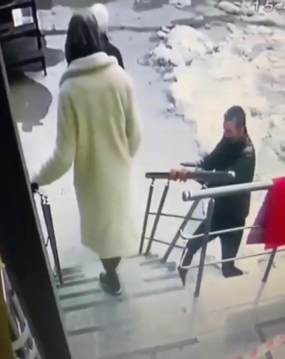 Ümraniye'de bina sakinlerinin gözü önünde hırsızlık anı