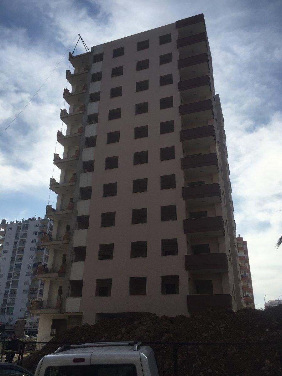 Adana'daki hırsız bekçiden kaçarken inşaattan düştü