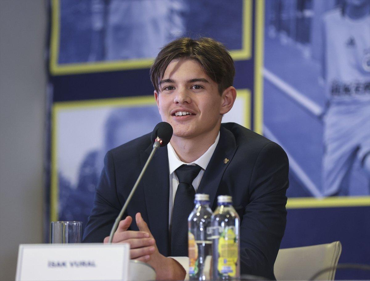 Fenerbahçe 6 genç oyuncuyla sözleşme yeniledi