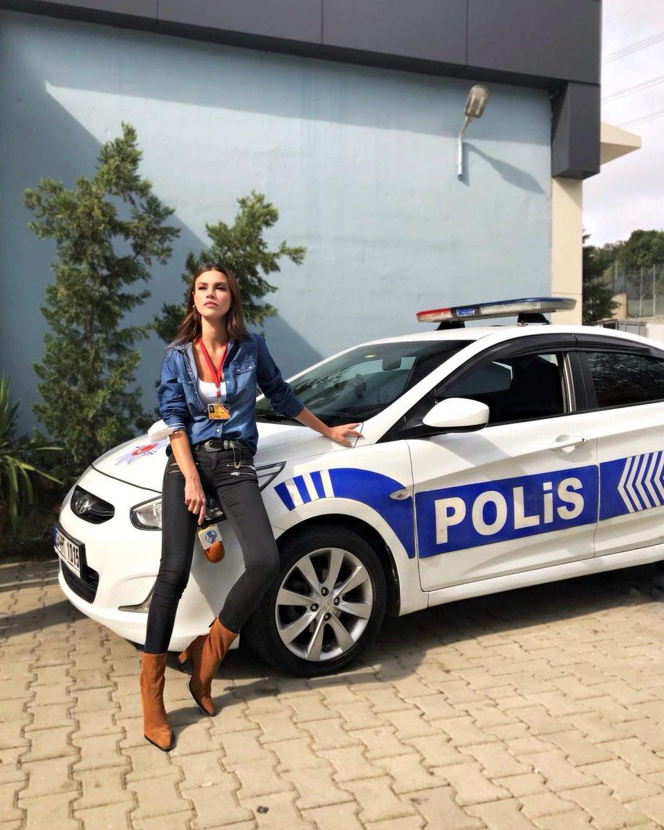 Yüsra Geyik'ten İzzet Yıldızhan'a gönderme