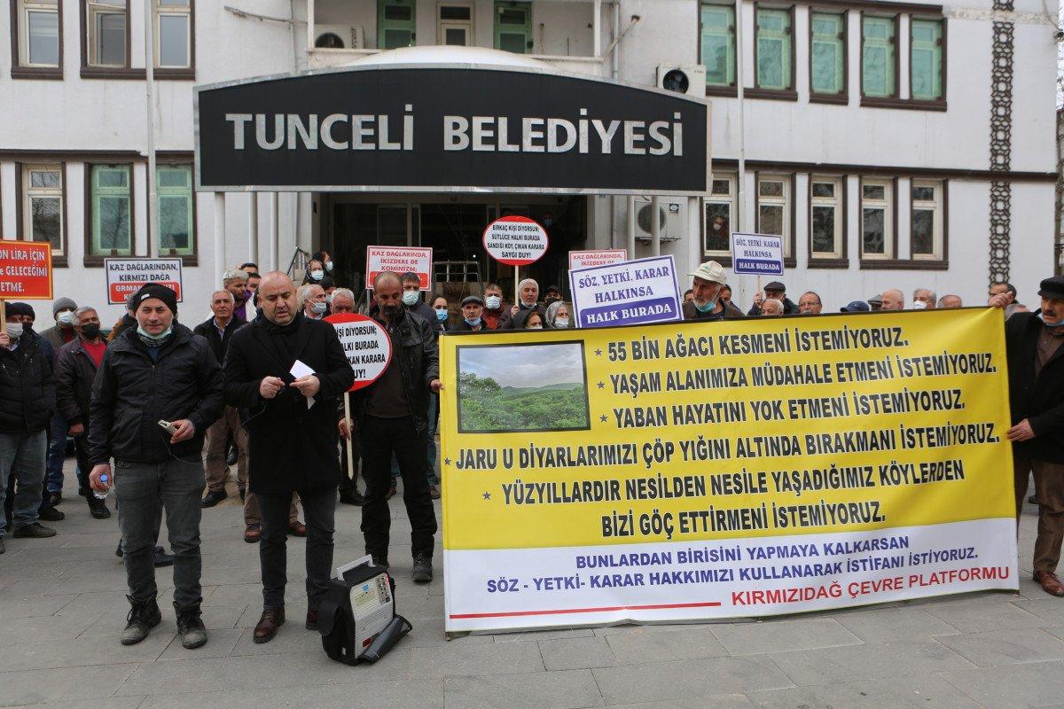 Tunceli'de köylülerden belediye önünde 'çevre' eylemi