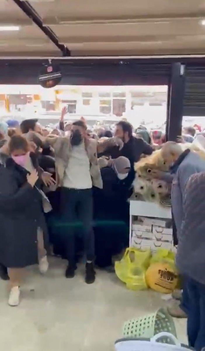 Ankara'da mağaza açılışı sırasında izdiham