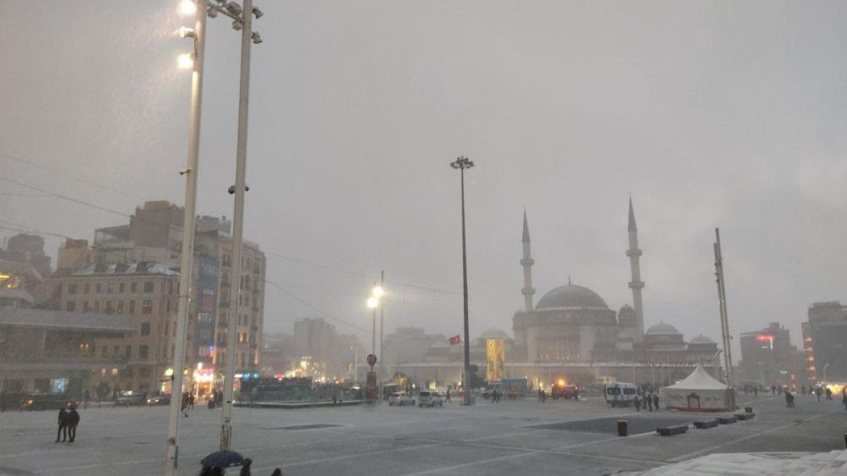 İstanbul'da kar şiddetini artırdı