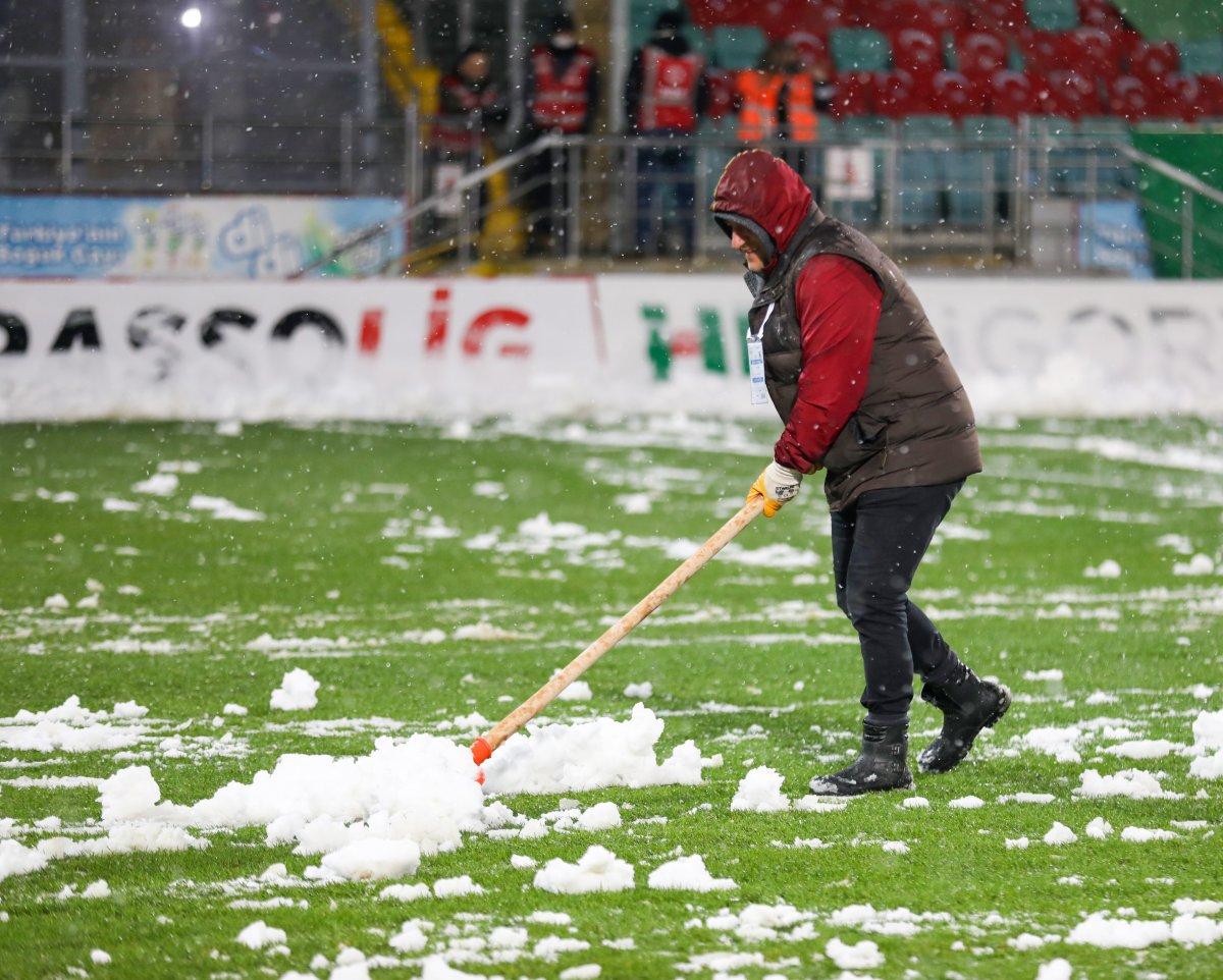 Rize'nin stadında taraftarlar da zemini temizledi