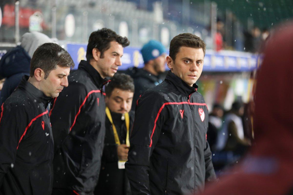 Rize'nin stadında taraftarlar da zemini temizledi