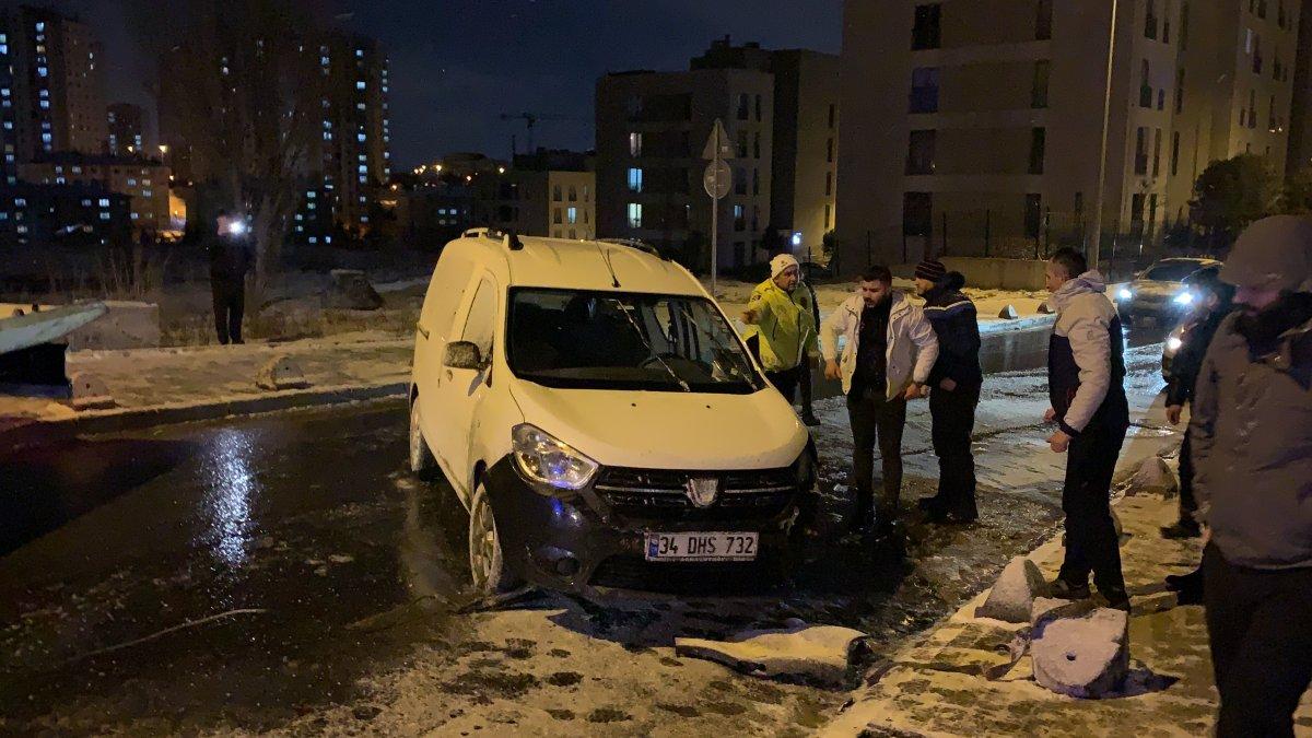 İstanbul'da karda kayan araç takla attı:  2 yaralı