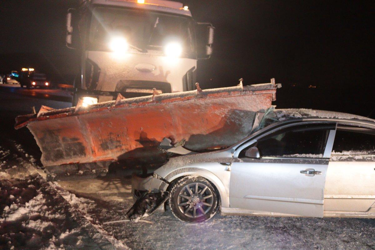 Kayseride bir araç kar küreme aracının bıçağına saplandı: 2 yaralı