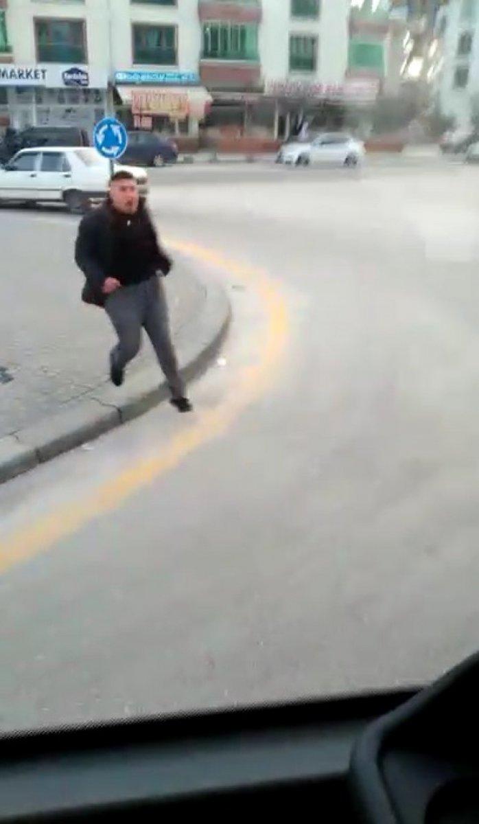 Ankara’da öğrencilerin içinde olduğu servisi yumrukladı