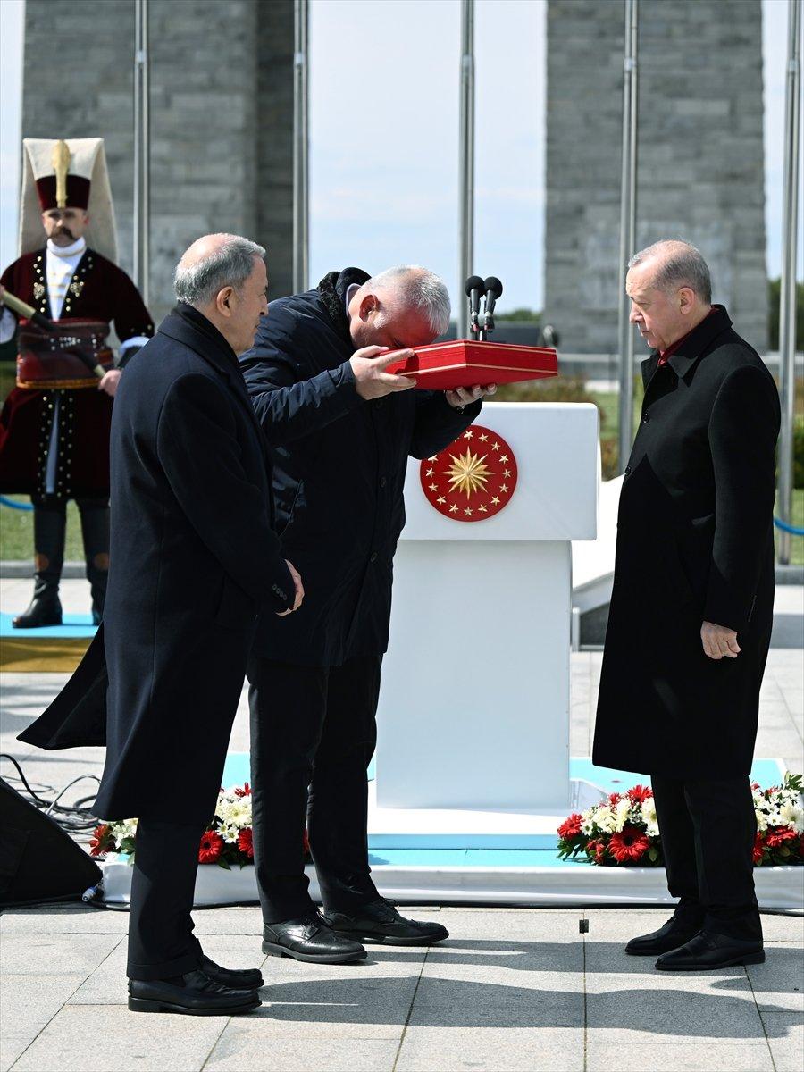 İngiltere'den getirilen Osmanlı askerlerinin sancağı Erdoğan'a takdim edildi