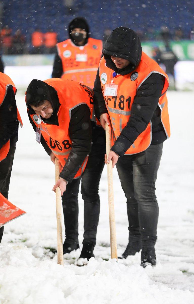 Rize'nin stadında taraftarlar da zemini temizledi