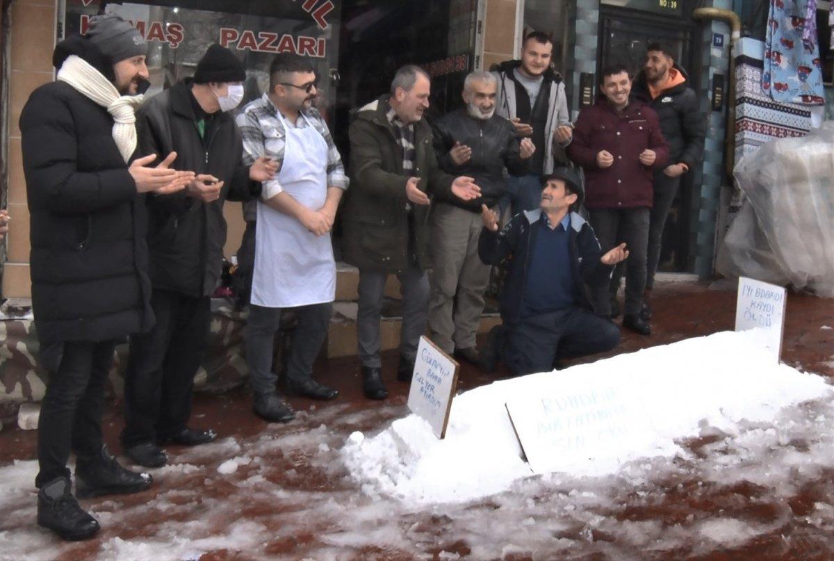 Samsun'daki esnafın kardan yaptığı mezar görenleri şaşırttı