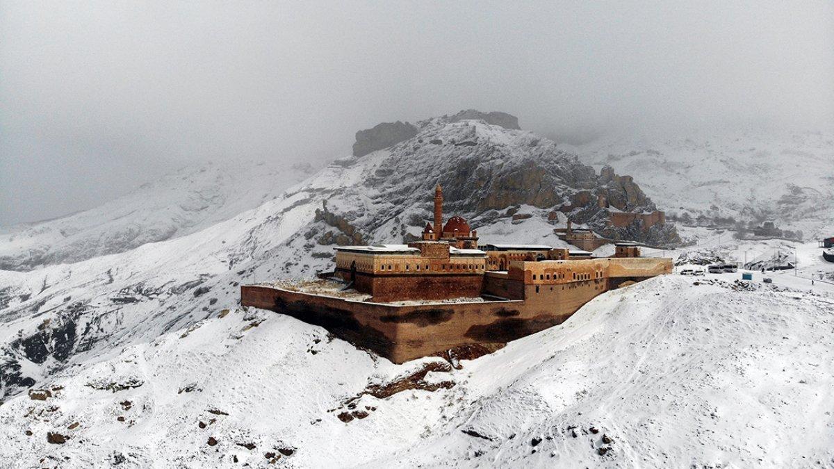 Tarihi İshak Paşa Sarayı ziyaretçi akınına uğruyor