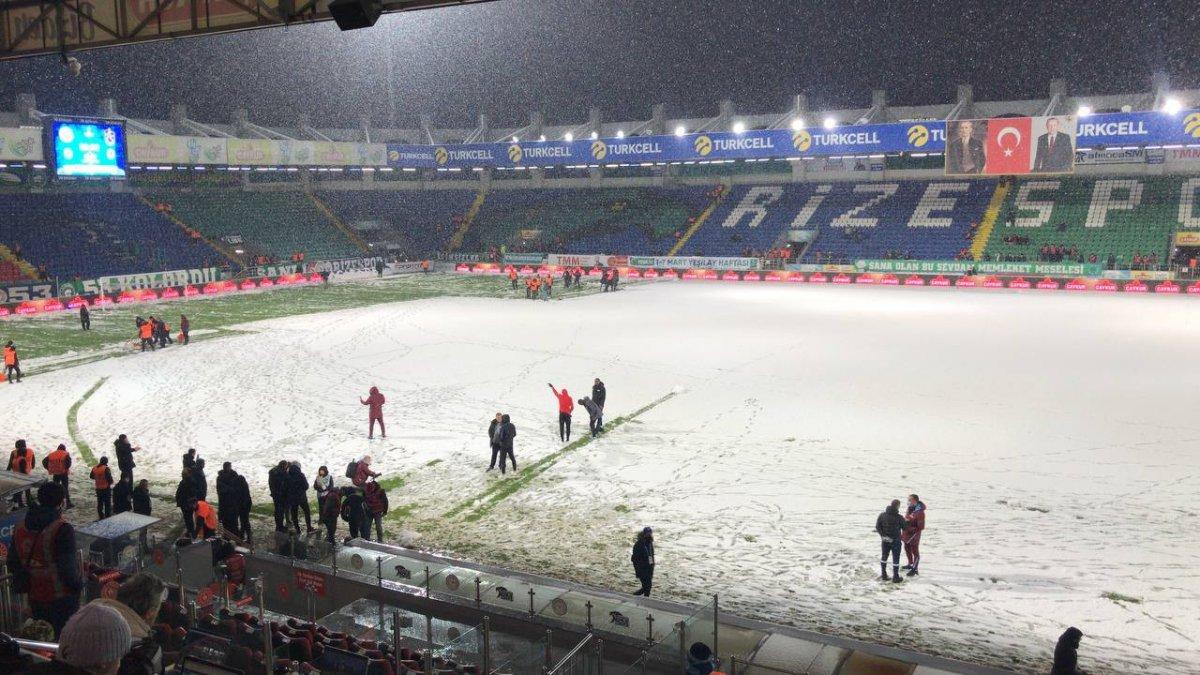 Rize'nin stadında taraftarlar da zemini temizledi