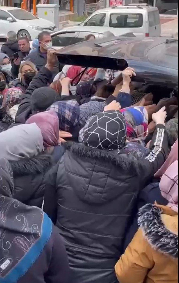 Ankara'da mağaza açılışı sırasında izdiham