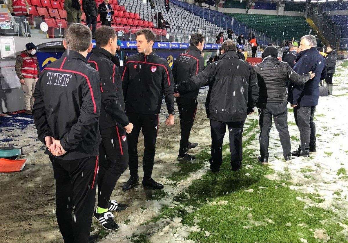 Rize'nin stadında taraftarlar da zemini temizledi