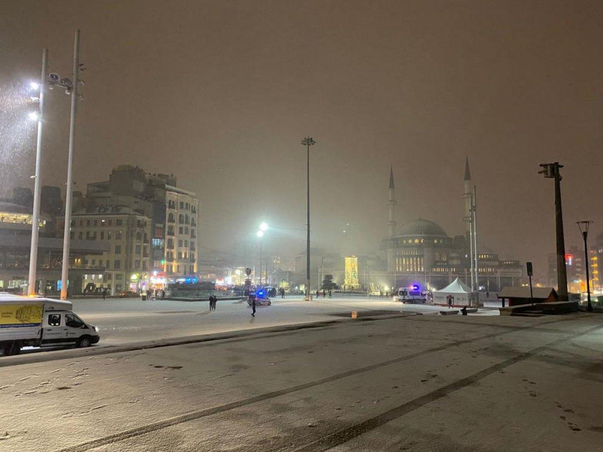 İstanbul'da kar şiddetini artırdı