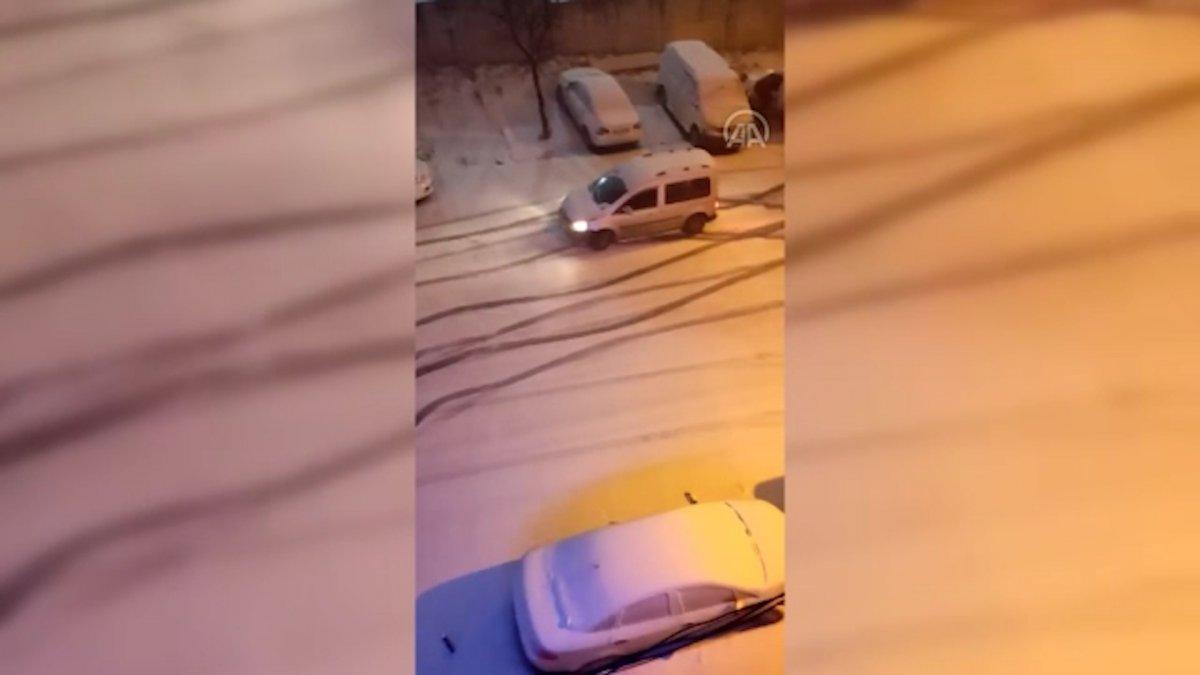 İstanbul'da karlı yolda sürücüler zor anlar yaşadı