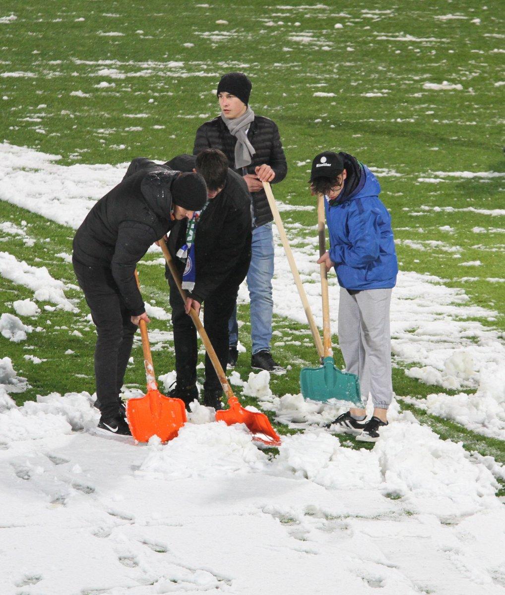 Rize'nin stadında taraftarlar da zemini temizledi