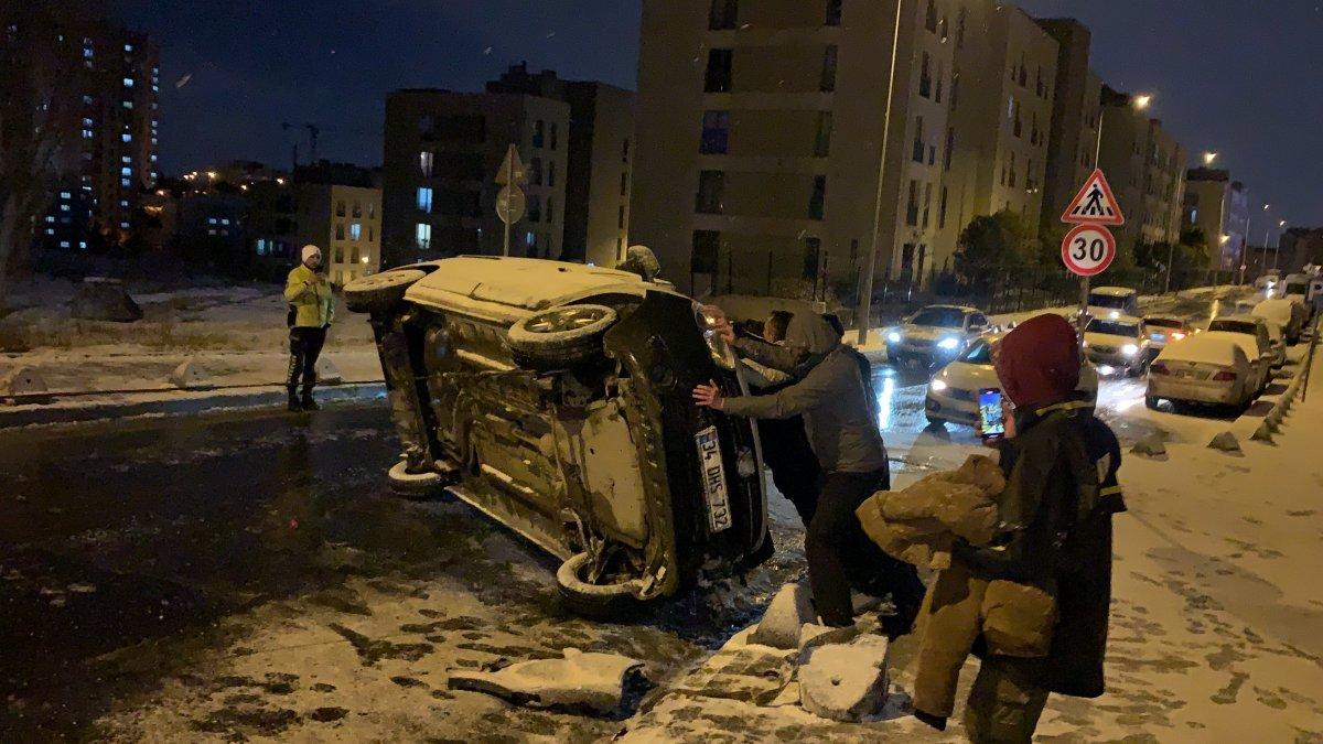 İstanbul'da karda kayan araç takla attı:  2 yaralı