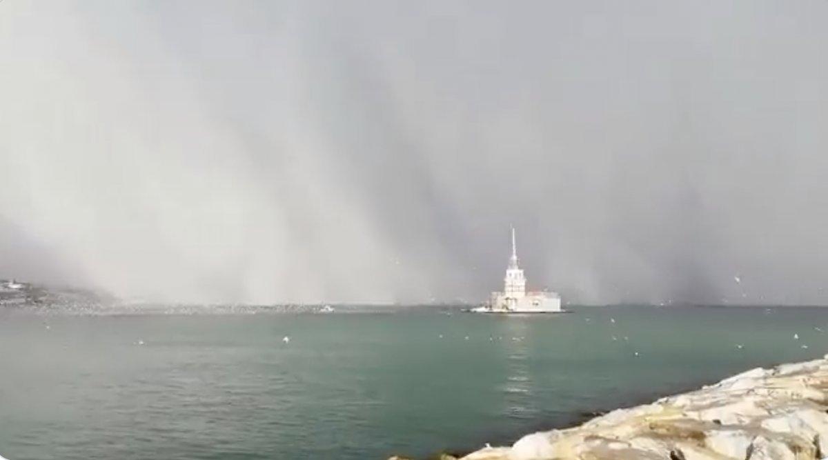 İstanbul'da karın Boğaz'dan geçişi görüntülendi