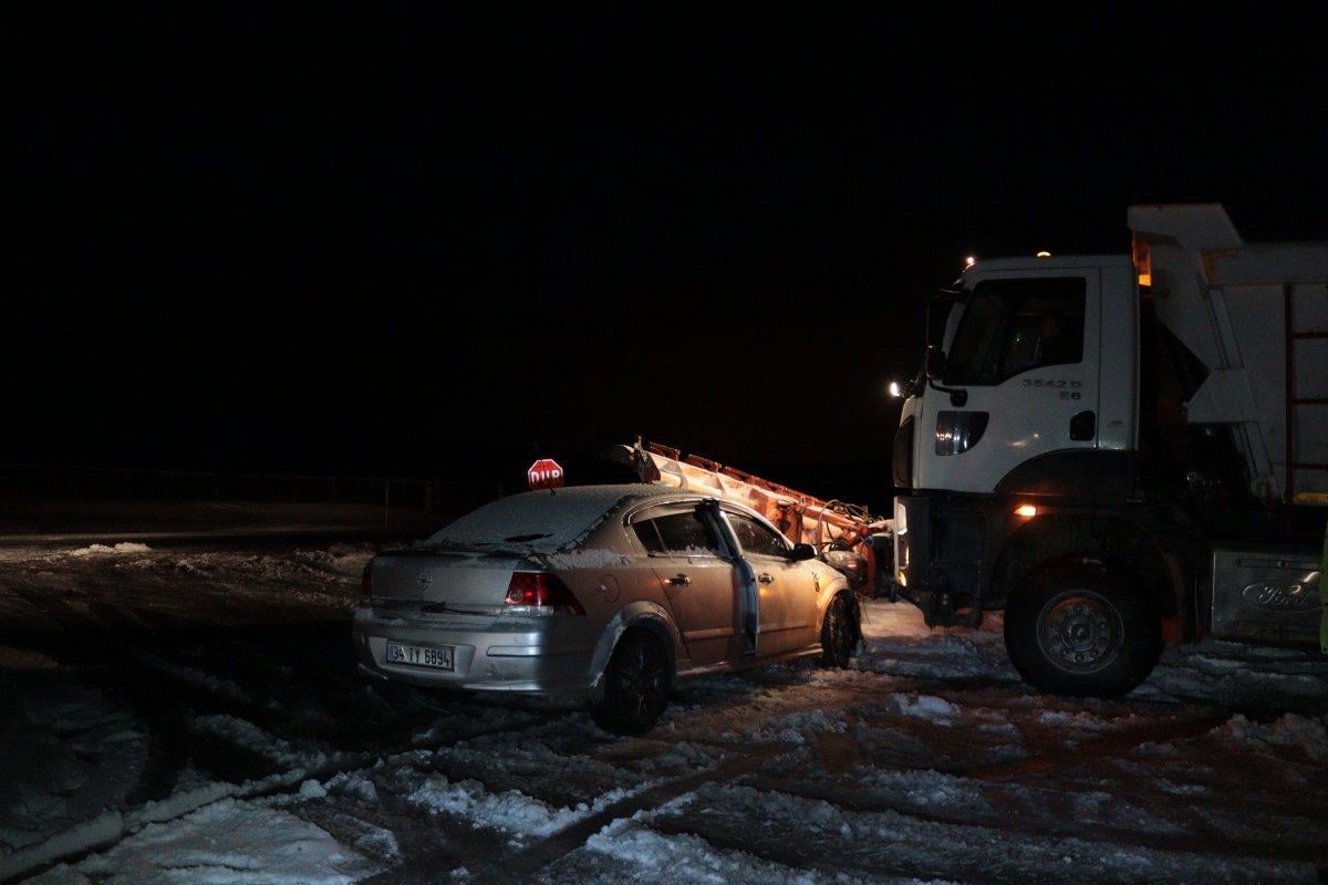 Kayseride bir araç kar küreme aracının bıçağına saplandı: 2 yaralı