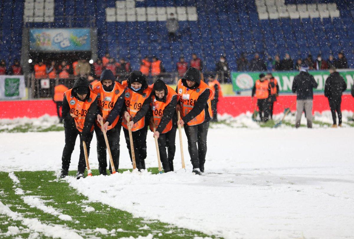 Rize'nin stadında taraftarlar da zemini temizledi