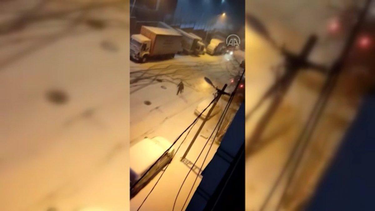 İstanbul'da karlı yolda sürücüler zor anlar yaşadı