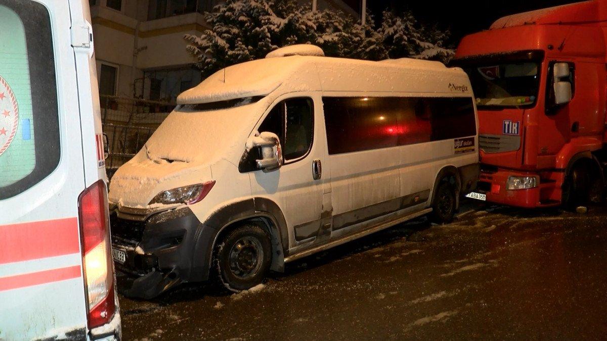 Kartal'da buzlanma nedeniyle kontrolden çıkan tır ambulans ve servis aracına çarptı