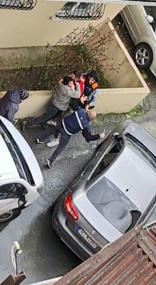 Sarıyer'de yol verme tartışması bıçaklı kavgaya döndü