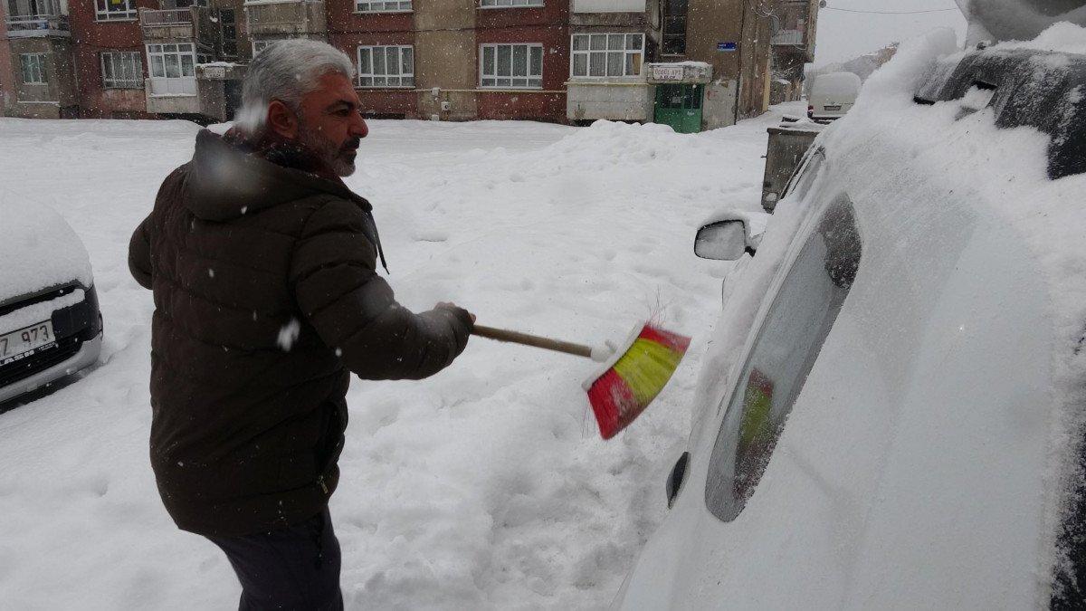 Erzurum'da kar yağışı aralıklarla devam ediyor