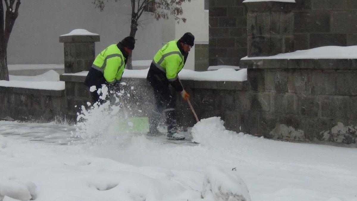 Kars'ta etkili olan kar ve tipi vatandaşlara zor anlar yaşattı