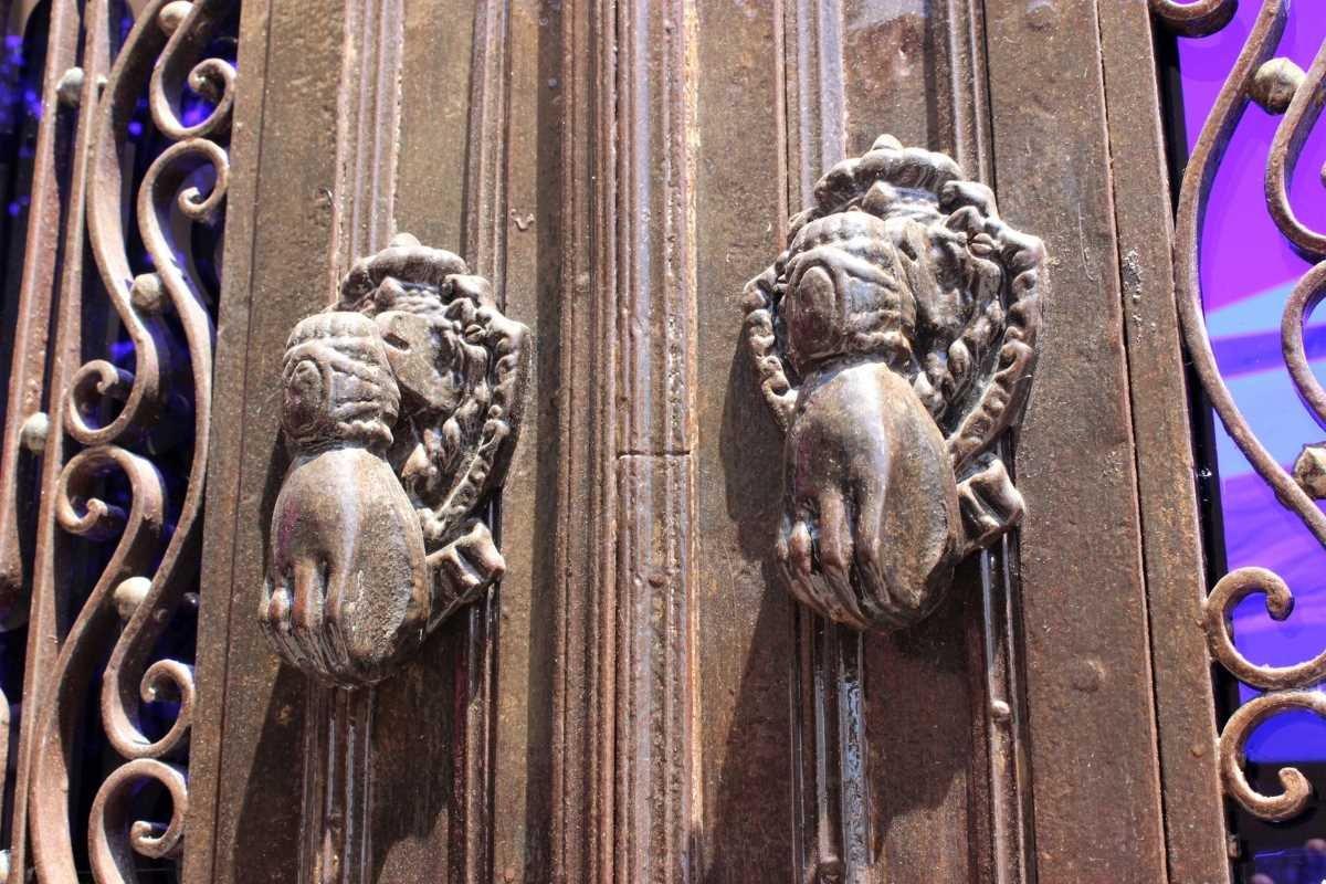 Tarihi kapı tokmaklarındaki gizli mesajlar