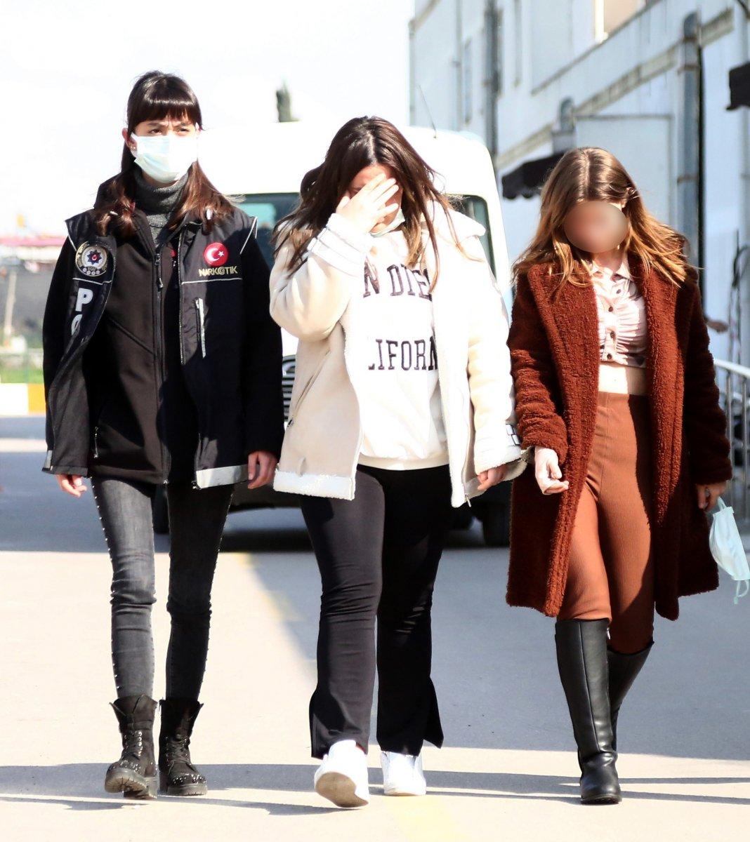 Adana'dan geçen güzellik uzmanları, 1 kilo uyuşturucuyla yakalandı