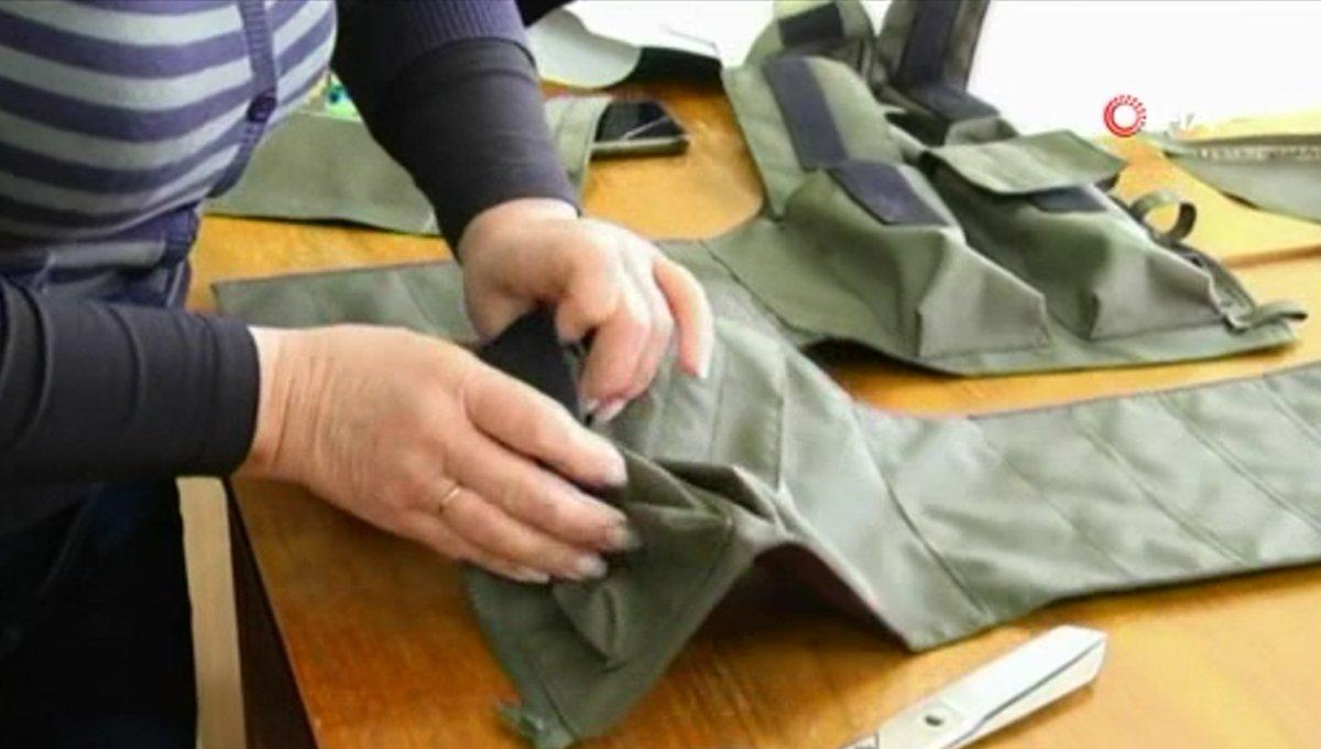 Ukraynalı gönüllüler ordunun ihtiyaçlarını dikiyor