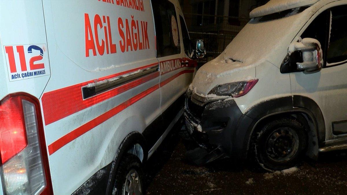 Kartal'da buzlanma nedeniyle kontrolden çıkan tır ambulans ve servis aracına çarptı