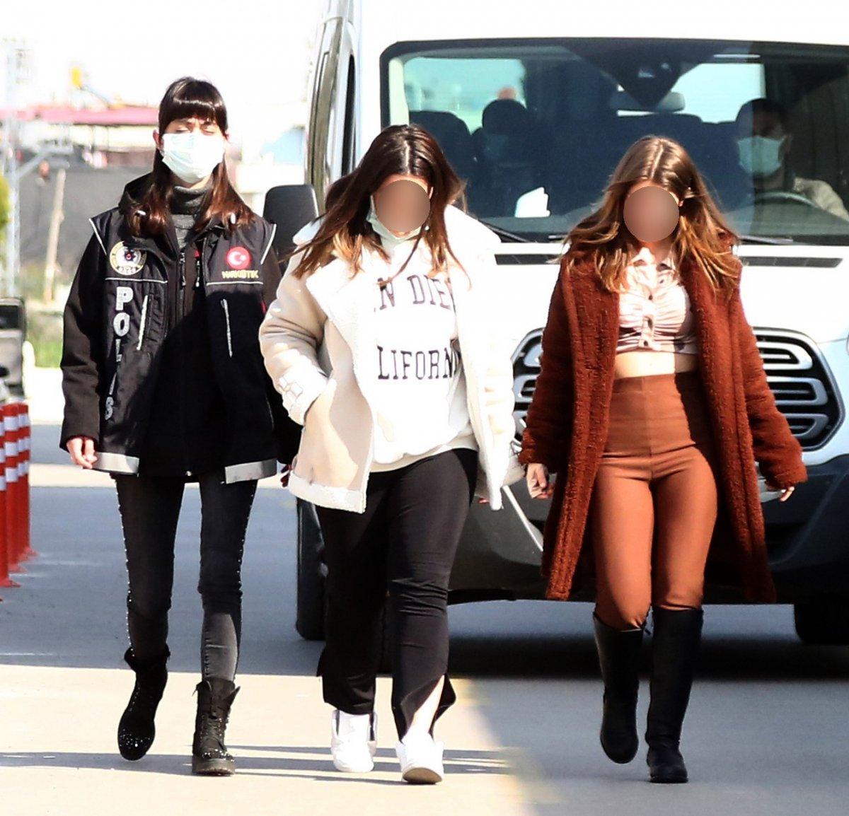 Adana'dan geçen güzellik uzmanları, 1 kilo uyuşturucuyla yakalandı