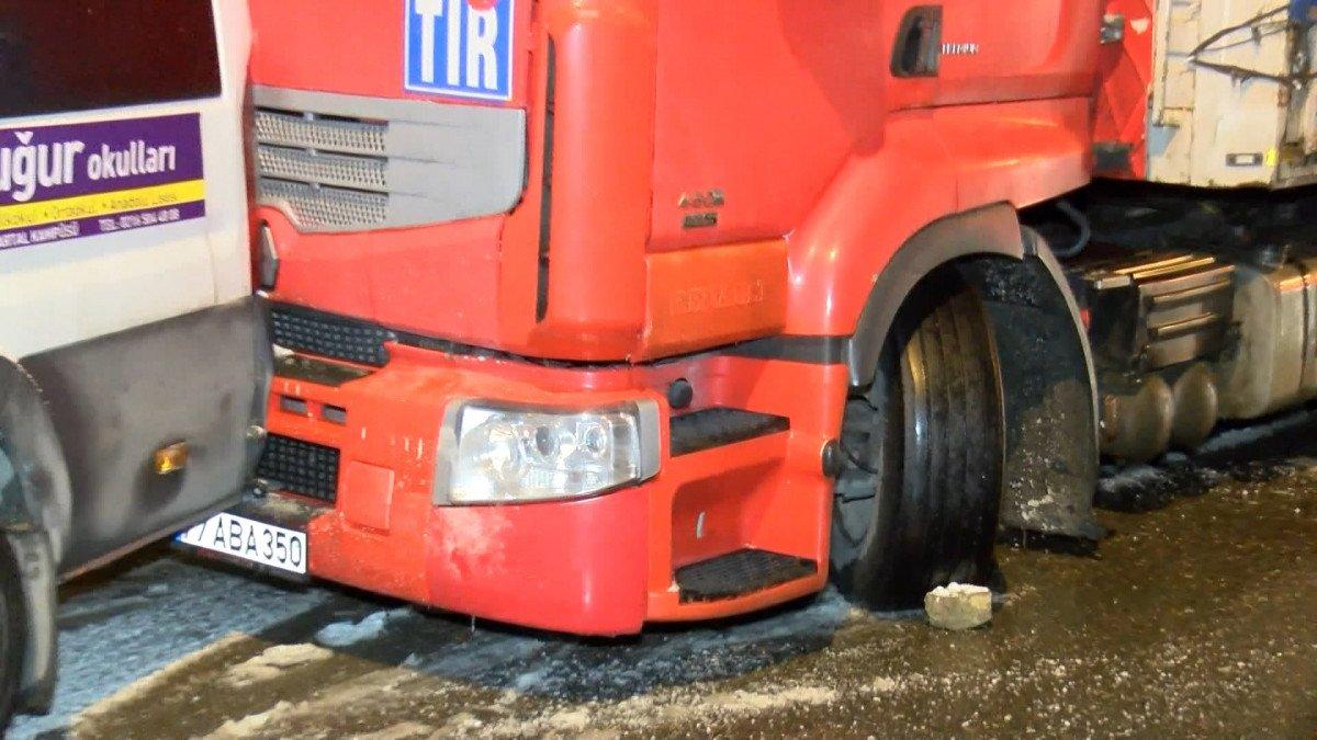 Kartal'da buzlanma nedeniyle kontrolden çıkan tır ambulans ve servis aracına çarptı